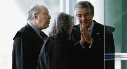  ?? Igo Estrela/Folhapress ?? Celso de Mello (à esq.), Cármen Lúcia e Marco Aurélio conversam durante intervalo de sessão do Supremo Tribunal Federal