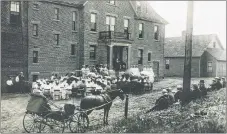  ?? SUBMITTED ?? This historical photo shows a graduating class of nurses from 1909 in front of the Aberdeen Hospital.