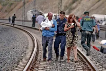  ?? REUTERS ?? LUCKY SURVIVORS The wounded receive help after their train crashed outside Santiago de Compostela, Spain, on Wednesday.