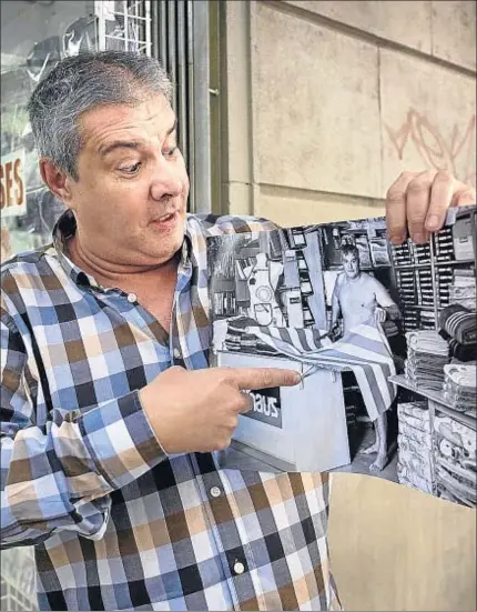  ?? ANA JIMÉNEZ ?? Míster diciembre. Bernaus, a las puertas de su negocio en la calle Manso, muestra la foto que aparecerá en el calendario para ilustrar el último mes del año