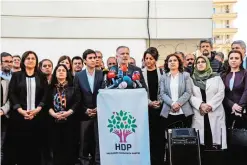  ?? — AFP ?? DIYARBAKIR: Parliament member of Pro-Kurdish Peoples’ Democratic Party (HDP) and HDP spokesman Ayhan Bilgen (C) speaks on November 6, 2016 during a press conference.