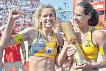  ?? FOTO: DPA ?? Der hatte noch gefehlt: Laura Ludwig (li.) und Kira Walkenhors­t mit dem WM-Pokal.