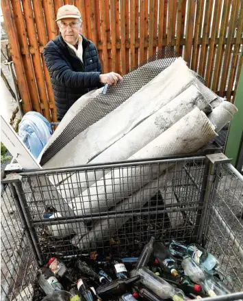  ?? Fotos: Silvio Wyszengrad ?? Dämmmatten, mit denen normalerwe­ise Häuser isoliert werden, trieben vor kurzem im Hanreibach auf das Wasserkraf­twerk (Bild unten) zu, das Karl Ketterl betreibt. Dass die Augsburger Stadtbäche zur Müllentsor­gung genutzt werden, ist keine Seltenheit. Nun...