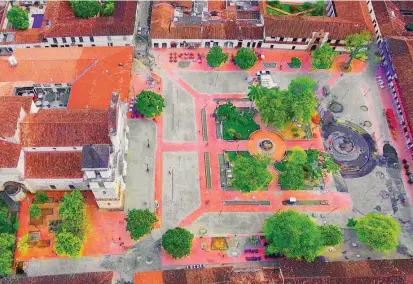  ?? FOTO ?? La fuente de la Garza (a la derecha en la imagen) continúa como figura emblemátic­a dentro de la restaurada Plaza Mayor Simón Bolívar de Santa Fe de Antioquia.