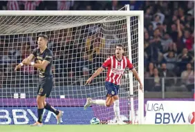  ?? ?? FELICIDAD. El jugador de Chivas, Daniel Ríos, festeja su anotación ante los Pumas, con el que abrió el marcador en CU.