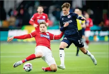  ?? ?? Silkeborgs Pontus Rödin i kamp med AGF’s Jacob Andersen under superligak­ampen Silkeborg IF-AGF på JYSK Park i Silkeborg søndag den 10. marts 2024. Foto: Bo Amstrup/Ritzau Scanpix