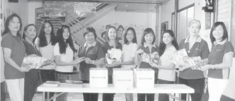  ??  ?? The Z Club of Childlink Learning Center turns over their book donation for the Alimbukad Basa Pamilya beneficiar­ies in Guadalupe Elementary School. Accepting the donation are Zontians (from left): Mariter Klepp, Carmen Go, Mayet Malinao, Tess Tio, Wi...