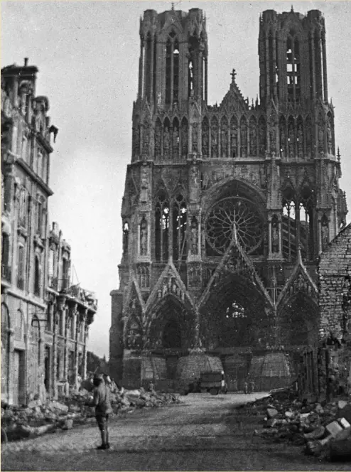  ??  ?? Façade de la cathédrale de Reims après avoir été touchée par vingt-cinq obus. ©DR