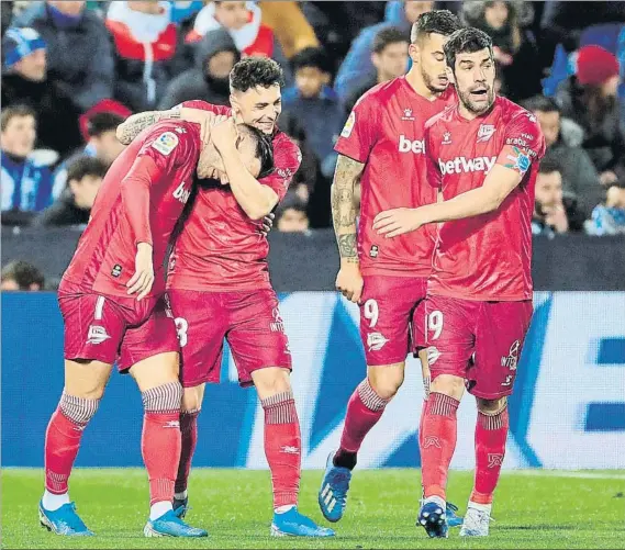  ?? FOTO: EFE ?? Lucas Pérez
El delantero del Alavés es abrazado por Ximo Navarro después de marcar un gol el pasado sábado en Leganés