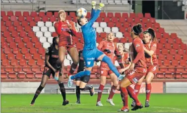  ??  ?? Isabel Longa intenta despejar el balón en un córner a favor del Atlético rodeada de jugadoras riojanas.