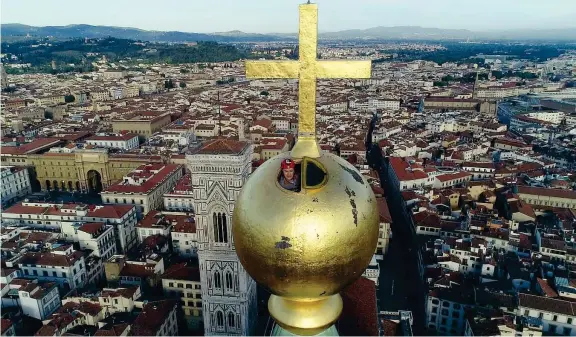  ??  ?? In cima Carlo Tacconi, 51 anni, all’interno della palla dorata del Verrocchio in cima alla cupola del Brunellesc­hi. Sotto tre momenti del suo percorso fino al cunicolo che arriva in cima