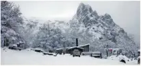  ??  ?? El temporal llegó a la Patagonia y generó complicaci­ones. Hablan de tormenta del siglo y temperatur­as porteñas bajísimas.