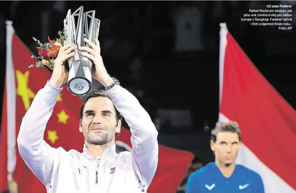  ?? Už zase Federer ?? Rafael Nadal jen sleduje, jak jeho sok zdvihá trofej pro vítěze turnaje v Šanghaji. Federer vyhrál i třetí vzájemné finále roku. Foto: AP