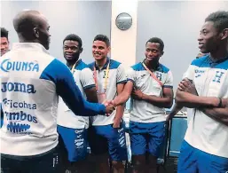  ??  ?? David Suazo llegó a saludar a los muchachos antes del debut ante Nueva Zelanda. El Rey sabe lo que es jugar un mundial sub 20.