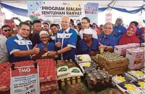  ?? GHAZALI KORI PIC BY ?? Prime Minister Datuk Seri Najib Razak at Jualan Sentuhan Rakyat at Ekspo Terengganu 2018 in Kuala Nerus yesterday. With him is Menteri Besar Datuk Seri Ahmad Razif Abdul Rahman (left).