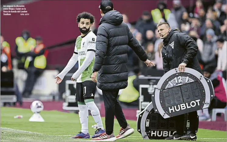  ?? FOTO: gETTY ?? Así empezó la discusión entre Klopp y Salah en la línea de banda del London Stadium