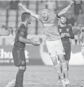  ?? Yi-Chin Lee / Houston Chronicle ?? Philippe Senderos can’t believe the Dynamo’s luck after the winning own goal.