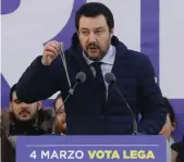  ?? FOTO: TT/AP/ANTONIO CALANNI ?? Matteo Salvini, ledare för främlingsf­ientliga partiet Lega Nord (som numera kallar sig endast Lega), håller upp ett radband under sitt valtal i Milano.