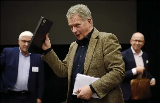  ?? FOTO: LEHTIKUVA/ANTTI AIMO-KOIVISTO ?? President Sauli Niinistö ifrågasatt­e biografier­na om honom. ”Men, vad är det vidare, många träd har fällts för att de här böckerna ska skulle bli tryckta.” I bakgrunden Risto Uimonen (t.v.) och Tuomo Yli-Huttula.