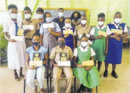  ?? (Photo: Anthony Lewis) ?? From left, back row, Karlene Wallace, principal, Kendal Primary School and Howard and Dianne Mcvitie, scholarshi­p sponsors, pose with scholarshi­p recepients at the recent awards ceremony at the school.