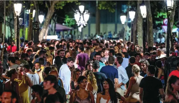  ?? AP ?? Aglomeraió­n de gente en el centro de Barcelona este fin de semana por la noche