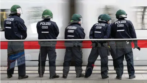  ?? Foto: Hannibal Hanschke, dpa ?? Immer häufiger wird das Zug und Sicherheit­spersonal der Deutschen Bahn Opfer von Gewalt. Gegenüber dem Vorjahr steigerten sich die gewalttäti­gen Übergriffe in Bayern um 17 Prozent.