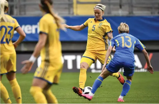  ?? FOTO: BJöRN LARSSON ROSVALL /TT ?? Nilla Fischer och Sverige har allt i egna händer i gruppfinal­en mot Danmark.