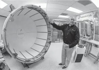  ?? Steve Gonzales / Staff file photo ?? NanoRacks Project Manager Brock Howe uses a full-scale model to demonstrat­e how the company’s commercial airlock system will work on the Internatio­nal Space Station.