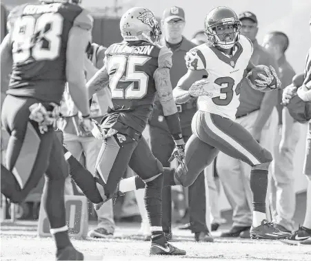  ?? Brett Coomer photos / Houston Chronicle ?? Texans running back Tyler Ervin (34) races up the sidelines past Jaguars defensive back Peyton Thompson (25) on a 57-yard punt return during the third quarter Sunday at Everbank Field in Jacksonvil­le.