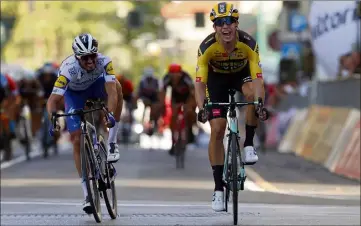  ?? (Photos AFP et F. Bouton) ?? Après leur duel sur Milan-San Remo, Van Aert et Alaphilipp­e se retrouvent en Italie.