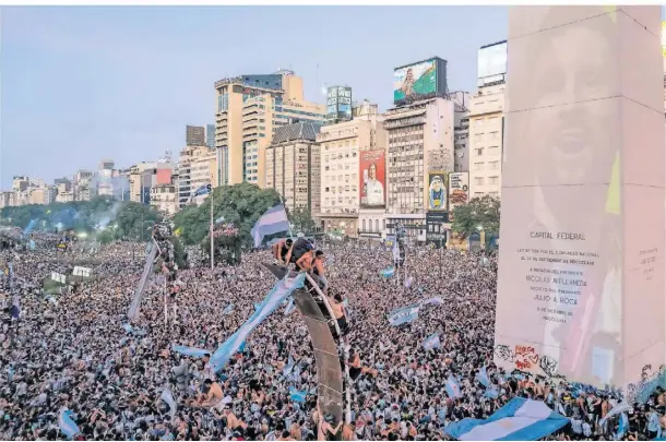  ?? FOTO: RODRIGO ABD/AP ?? Volksheld auf Stein projeziert: Lionel Messis Konterfei wird während der Feierlichk­eiten in Buenos Aires auf einen Obelisken geworfen.