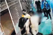  ?? CAPTURA DE VIDEO ?? Cámaras de la IPS captaron el momento en el que dos hombres retiran a la mujer fallecida.