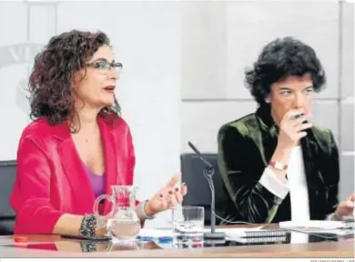  ?? EDUARDO PARRA / EP ?? Las ministras de Hacienda, María Jesús Montero, y la portavoz del Gobierno, Isabel Celaá, ayer en Moncloa.