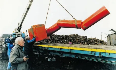  ?? EDMONTON JOURNAL ?? Roy Leadbeater watches in 1993 as his sculpture is removed from a scrapyard where it was to be crushed the next day.