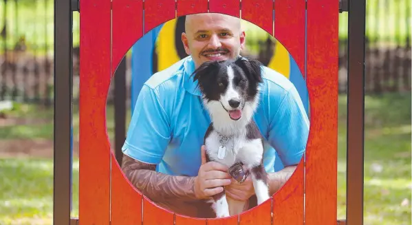  ?? Picture: STEWART McLEAN ?? MULTIFACET­ED EXPERIENCE: Cairns Coconut Resort manager Richard Yazbek takes Barry the border collie cross through the resort’s dog agility area.