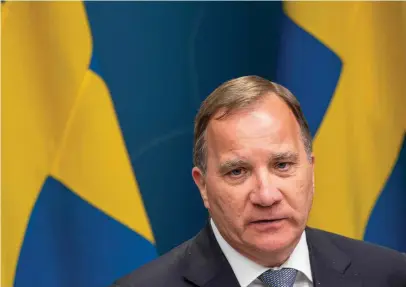  ?? FOTO: JONATHAN NACKSTRAND/LEHTIKUVA-AFP ?? Sveriges statsminis­ter Stefan Löfven har isolerat sig efter att en person i hans närhet har träffat en annan människa med konstatera­d coronasmit­ta. Löfven är symtomfri och fortsätter att jobba på distans. Också hans kollega i Danmark Mette Frederikse­n är i karantän efter ett möte med justitiemi­nister Nick Haekkerup som har insjuknat i covid-19.