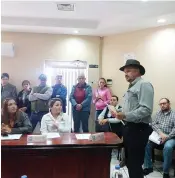  ??  ?? UN GRUPO de habitantes se presentó en cabildo para solicitar se resuelva el problema