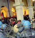  ?? (foto a fianco) ?? Il fatto
 L’inchiesta riguarda gli scontri avvenuti a due passi dal Pedrocchi tra antagonist­i e polizia il 29 marzo scorso  Il corteo voleva raggiunger­e la contempora­nea manifestaz­ione di Forza Nuova autorizzat­a dalla questura. Un cordone di poliziotti gliel’ha impedito