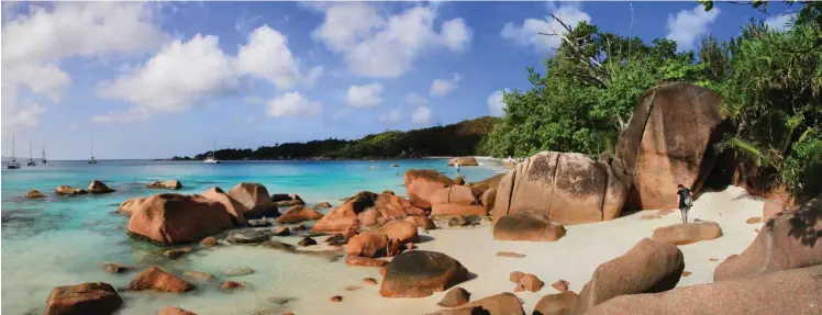  ?? Foto: Michael Juhran ?? Imposante Granitfels­en geben diesem Strand sein Gepräge.