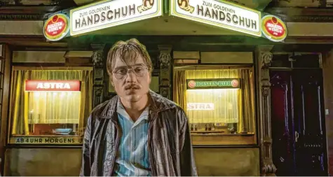  ?? Foto: Gordon Timpen/Bombero/Berlinale, dpa ?? Der „Goldene Handschuh“ist die Spelunke, in der Fritz Honka (Jonas Dassler) seine Opfer findet.