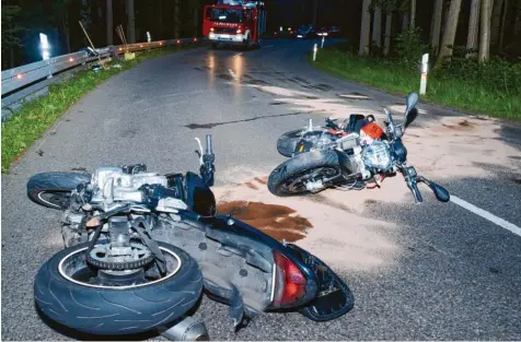  ?? Archivfoto: Reinhold Radloff ?? Zu oft mussten die Rettungskr­äfte in den vergangene­n Jahren ausrücken. Immer wieder gab es tragische Unglücke auf der Kreisstraß­e A 16. Das hat jetzt ein Ende: Seit 2018 gibt es eine neue Regelung, die Motorräder­n nur noch unter der Woche die Durchfahrt in beide Richtungen erlaubt.