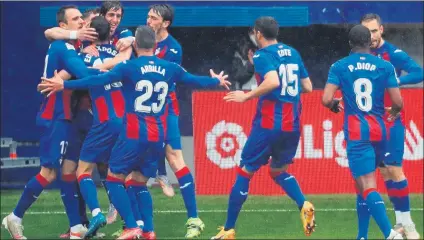  ?? FOTO: EFE ?? Kike García celebra un gol con sus compañeros El Eibar se mantiene en la pelea por la salvación tras tumbar al Alavés