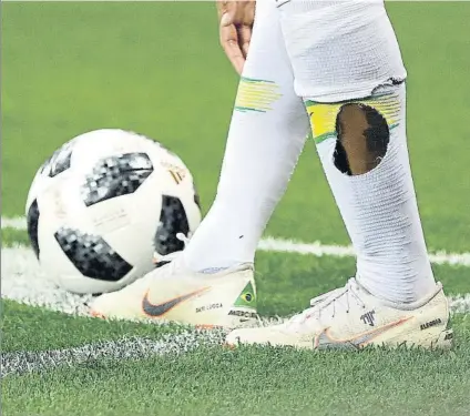  ?? FOTO: EFE ?? Así de maltrecha quedó la media de Neymar tras el partido ante Suiza, en el que recibió varias ‘caricias’ de los jugadores rivales