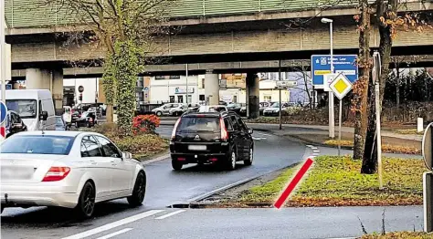  ?? BILD: THOMAS HUSMANN ?? Mehr Platz für Autos: Die Verkehrsin­sel soll nach Willen des Bürgervere­ins verkleiner­t werden.