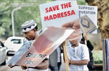  ?? PICTURE: MATTHEWS BALOYI ?? AGGRIEVED: Public Members Unit Team picket in front of Auckland Park Preparator­y School yesterday.