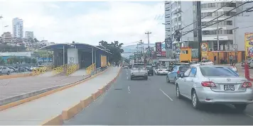  ?? FOTO: CORTESÍA SALUD ?? En el bulevar Suyapa todavía permanece una de las estaciones del BTR. Algunas han sido dañadas.