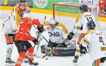  ?? FOTO: MATHIAS WILD ?? Spiel 50 war für die Ravensburg Towerstars das letzte in der DEL2-Hauptrunde der Saison 2020/2021. Am Ostermonta­g gewannen die Towerstars mit 5:2 beim ESV Kaufbeuren.