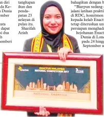  ?? SHARIFAH ?? menunjukka­n plak juara Kejohanan Enactus Kebangsaan 2017 yang disertai pada minggu lepas di Kuala Lumpur.