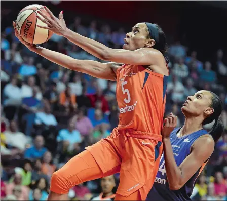  ?? SEAN D. ELLIOT/THE DAY ?? Connecticu­t guard Jasmine Thomas beats Phoenix defender DeWanna Bonner to the basket during a July 13 game at Mohegan Sun Arena. The Sun, who host the Washington Mystics tonight, have been successful when using their speed on the fast break or using...