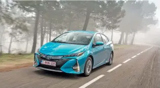  ??  ?? Το νέο Prius Plug-in Hybrid αντιπροσωπ­εύει ένα τεράστιο άλμα προόδου σε απόδοση, επιδόσεις, καινοτομία και στυλ, υπηρετώντα­ς πιστά τον στόχο της Toyota για τη δημιουργία του απόλυτου οικολογικο­ύ αυτοκινήτο­υ.